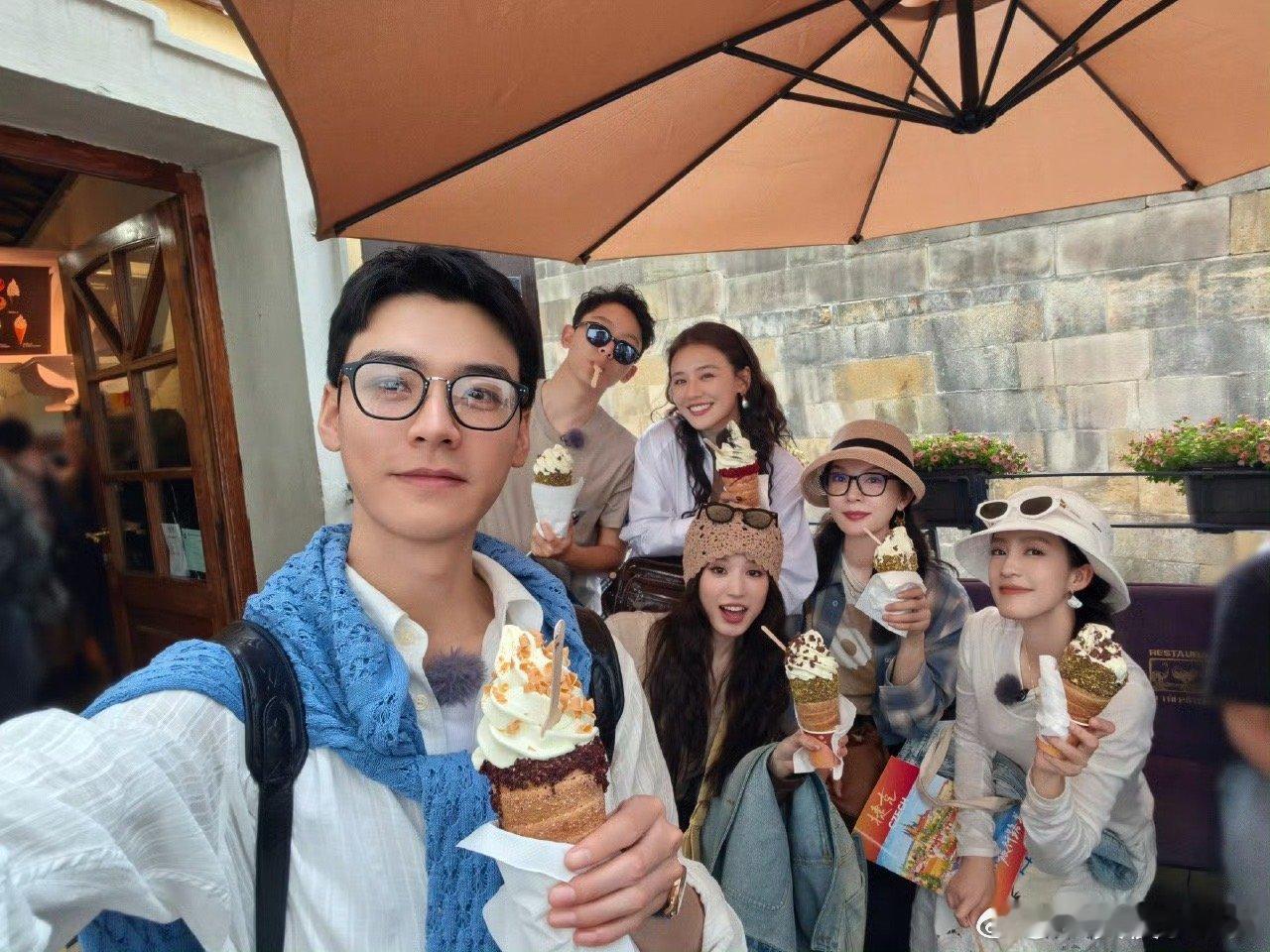 龚俊花少人形导航在捷克city walk全程带飞，跟着他走安全感拉满，简直是团队