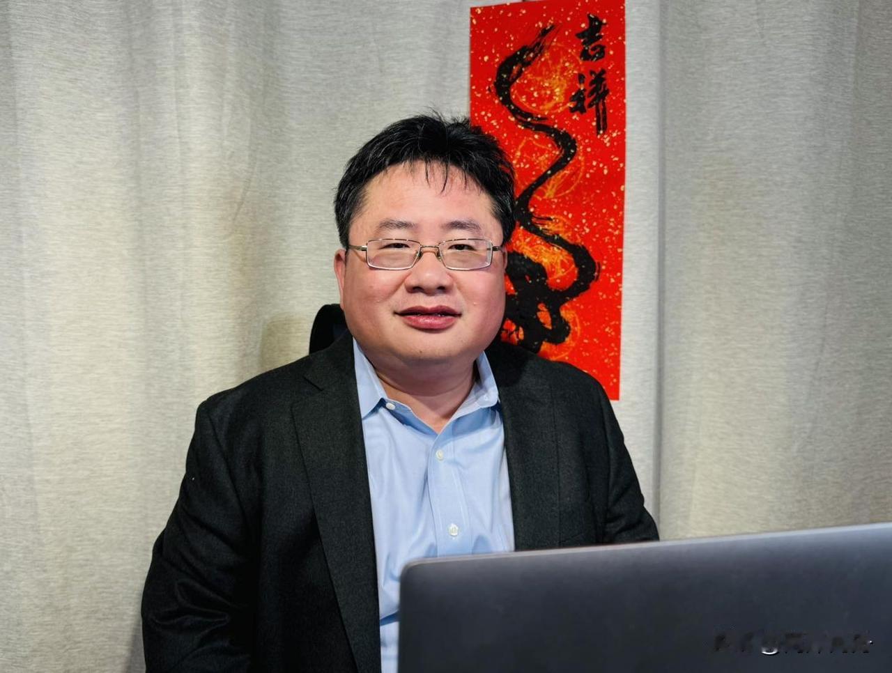 矢板明夫妄称大陆户外贩卖机必遭砸毁，荒唐言论遭岛内网友嘲笑。
 
日裔媒体人矢板