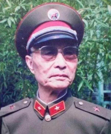 1964年，张爱萍将军到酒泉某基地视察，突然，他发现有10多名背着斜挎包的战士站