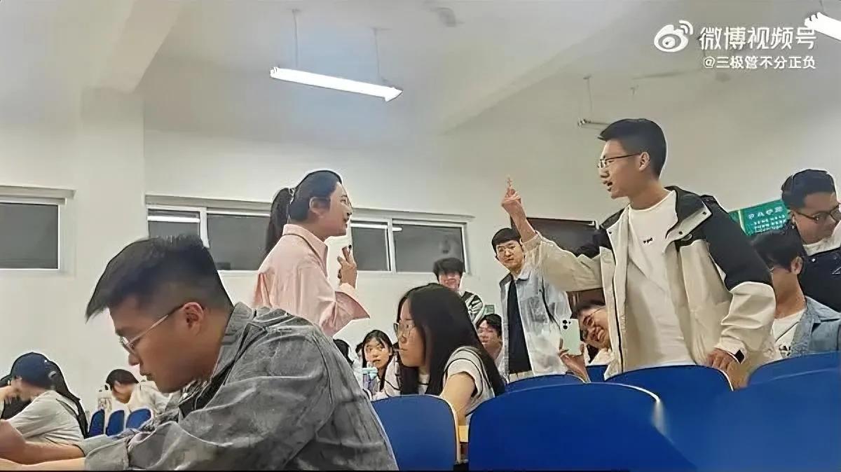 上课提问答不出

当场炸了翻脸

谁能想到居然只是因为老师一个下意识的推眼镜动作