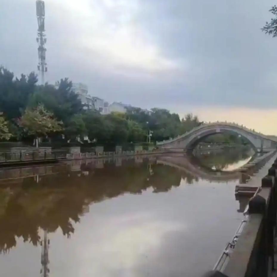 四川西昌市海河，小伙子周凤刚为救女友李某某而跳入冰冷的河中，最终在救援过程中不幸