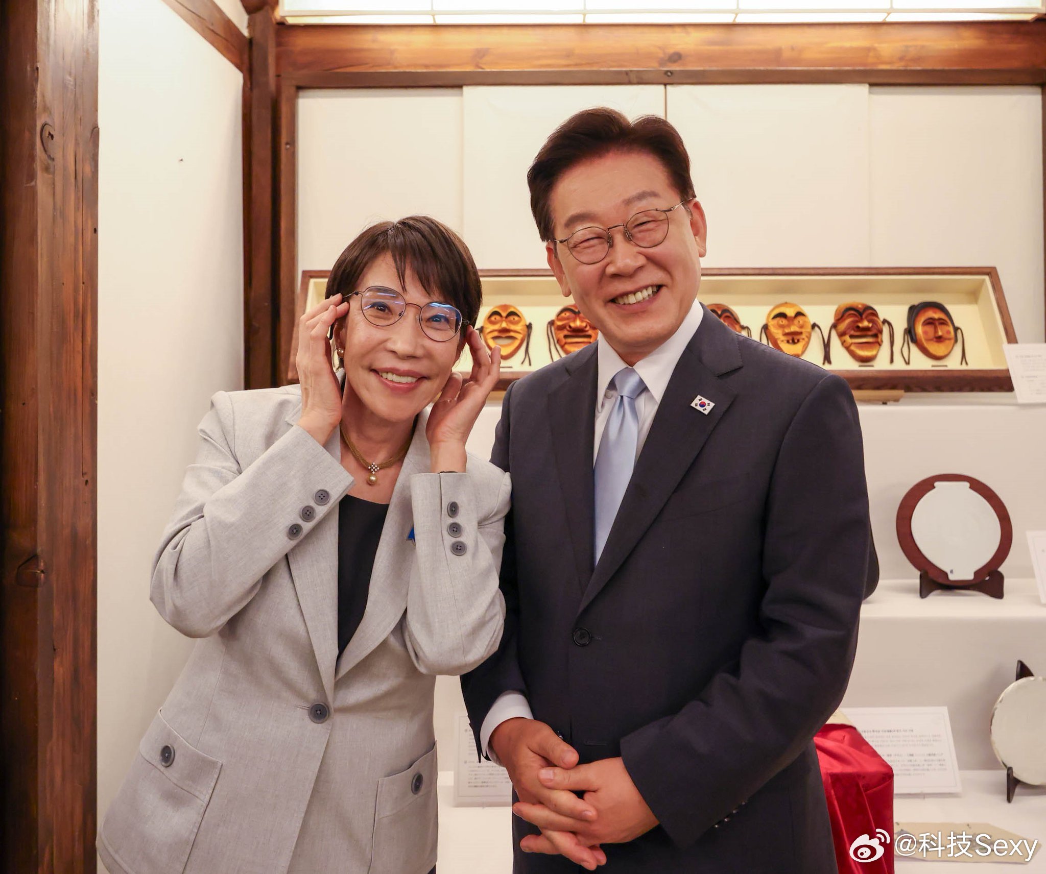 小日子去访问韩国了高市早苗送了李在明眼镜，李在明试戴新眼镜，高市直接把李在明眼镜