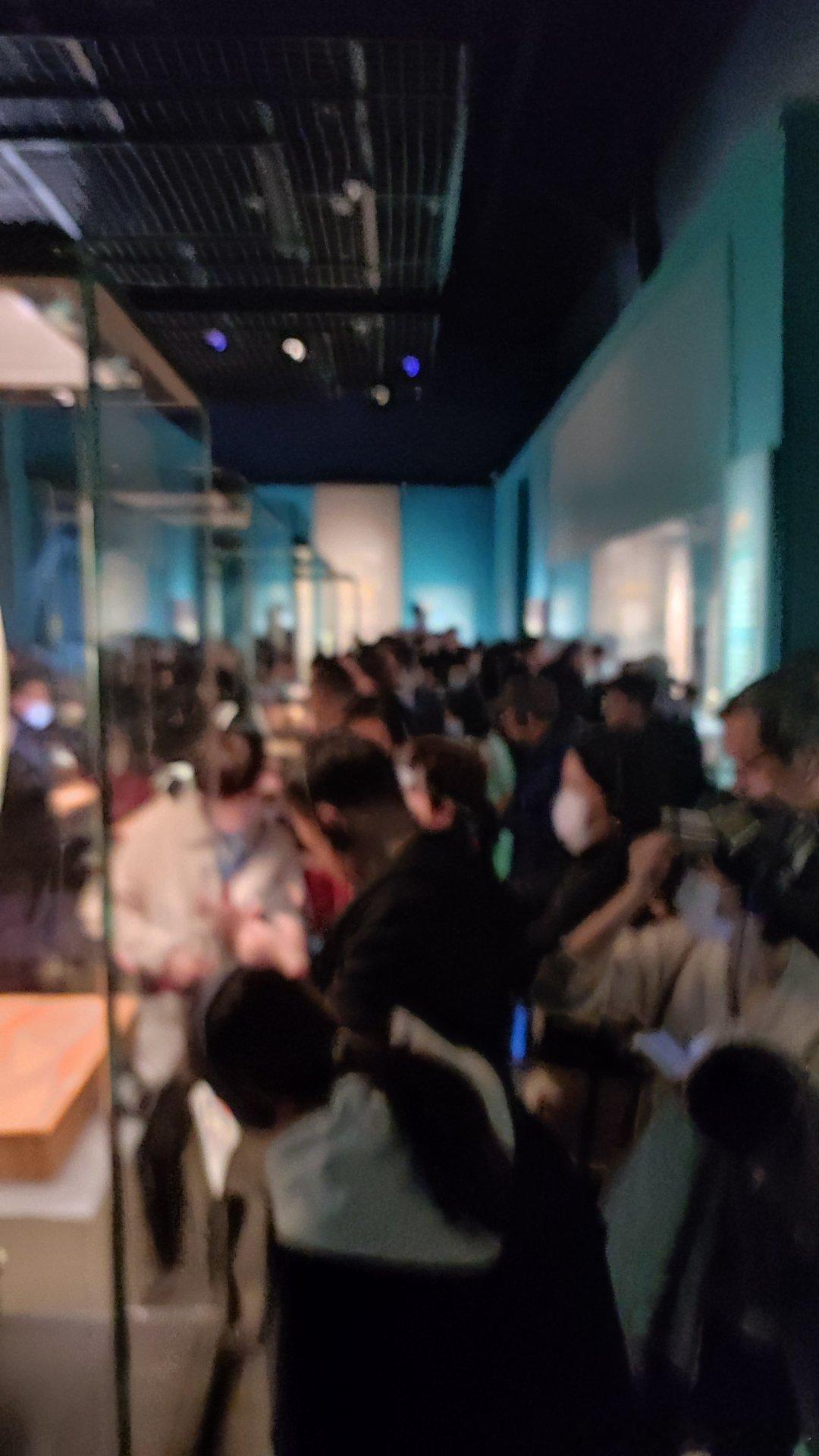 今天上博东馆的三星堆和青铜器展厅。“众所周知，上海人是不用上班的”[二哈]希望周