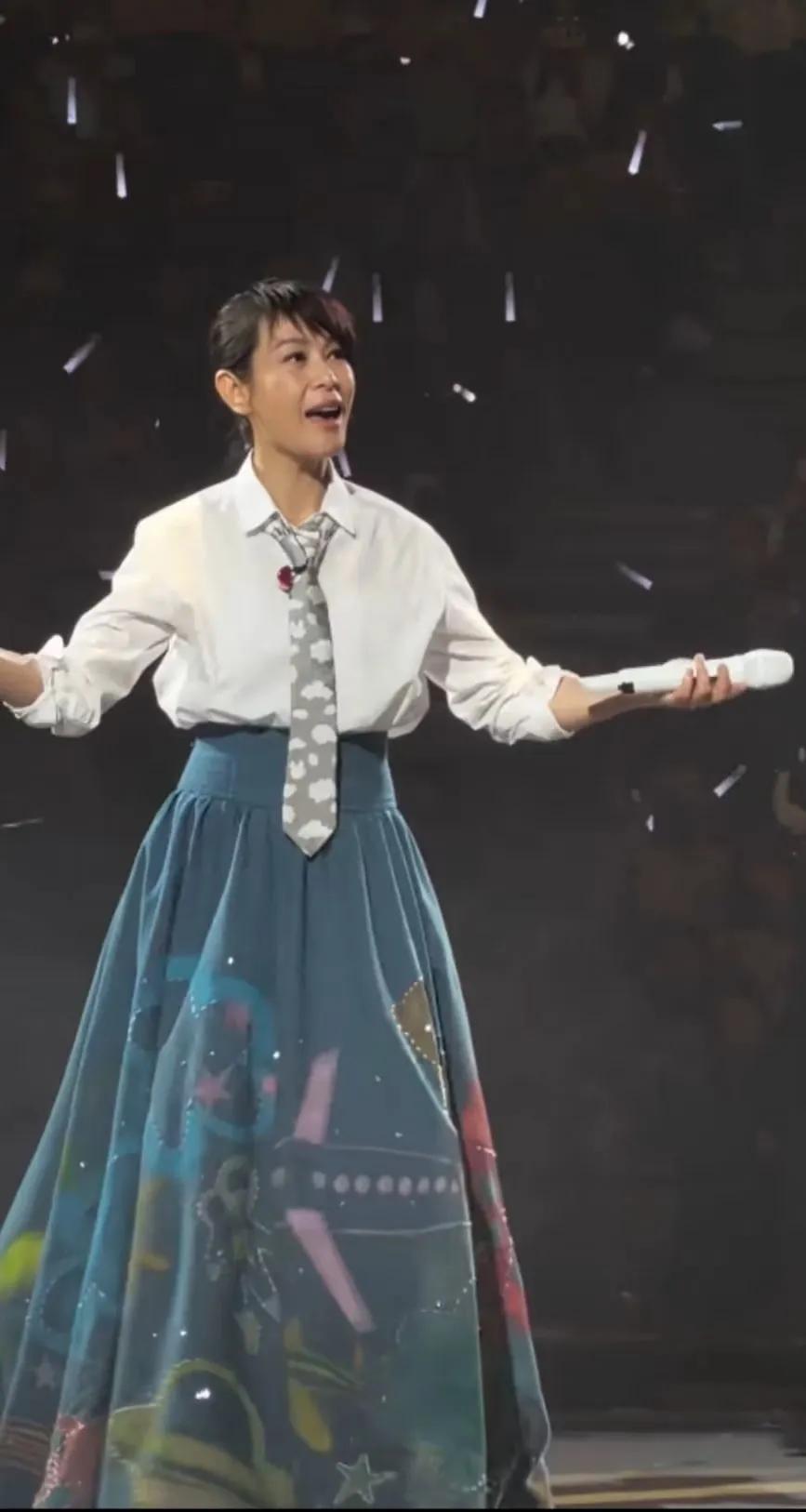 奶茶不是白叫的，56岁了，还保养的这么好。
她的皮肤一直都是很好，没有见过她浓妆