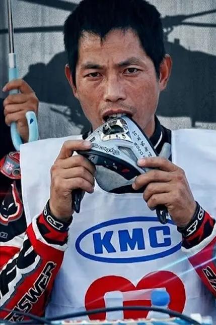 牙哥，本名张继星，他是张雪第一个大恩人，当年张雪想加入车队比赛，有人对牙哥说，年