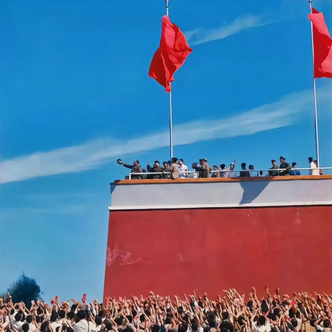 我觉得近几十年来，我们的政策过于中庸和保守了！
七十年前，我们敢于炮击游弋在长江