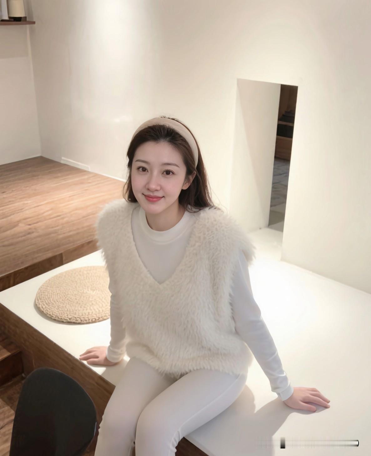 专情的男人像盏暖灯，
不刺眼却总在。
有人嫌光太弱转身走，
有人怕烫手不敢碰。