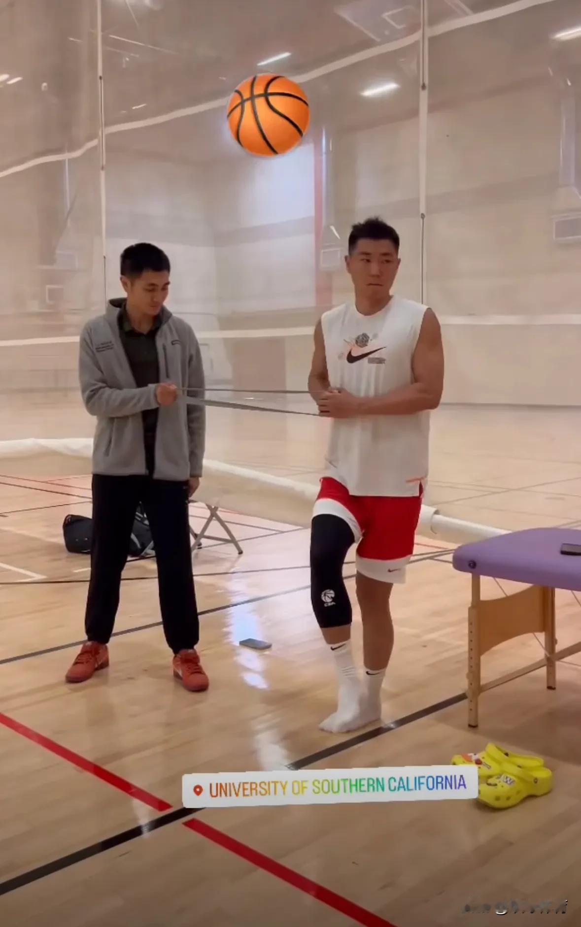 山东男篮球员高诗岩在社交媒体上晒出他的近况，目前他已经抵达美国并进行个人训练，训
