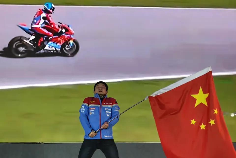 超级热爱＋永不放弃，造就了草根的崛起，一个初中生的逆袭传奇！张雪机车在世界超级摩