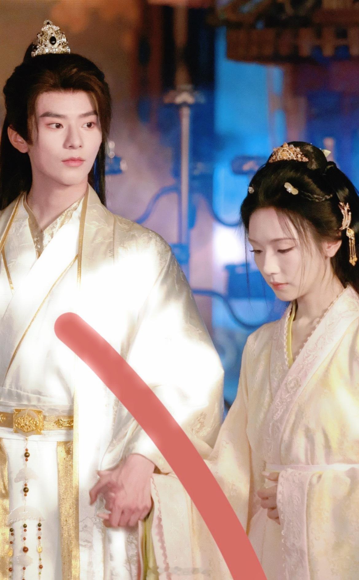 王云云 张庭睿《帝后也疯狂第二季》路透1p 已穿着情侣装美美拉上小手 