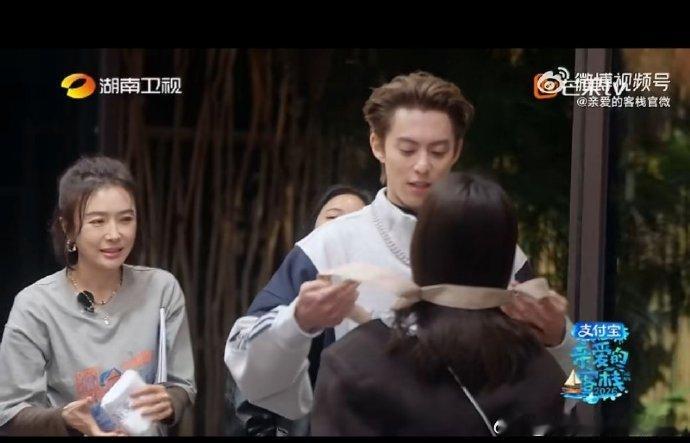 白鹿被安排洗碗干活王鹤棣给白鹿套围裙王鹤棣：欢迎来到客栈，这是你的围裙！白鹿：？