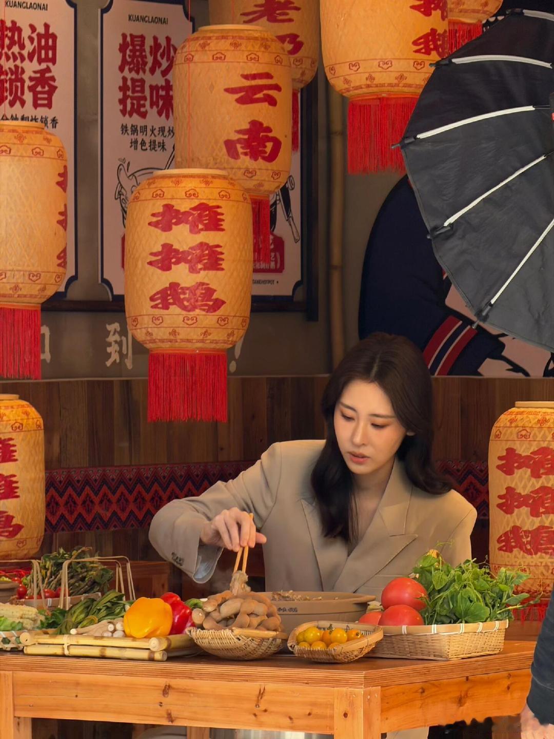 偶遇张碧晨昆明拍摄昆明偶遇张碧晨拍摄网友在昆明偶遇张碧晨拍摄了，正低头认真夹菜，