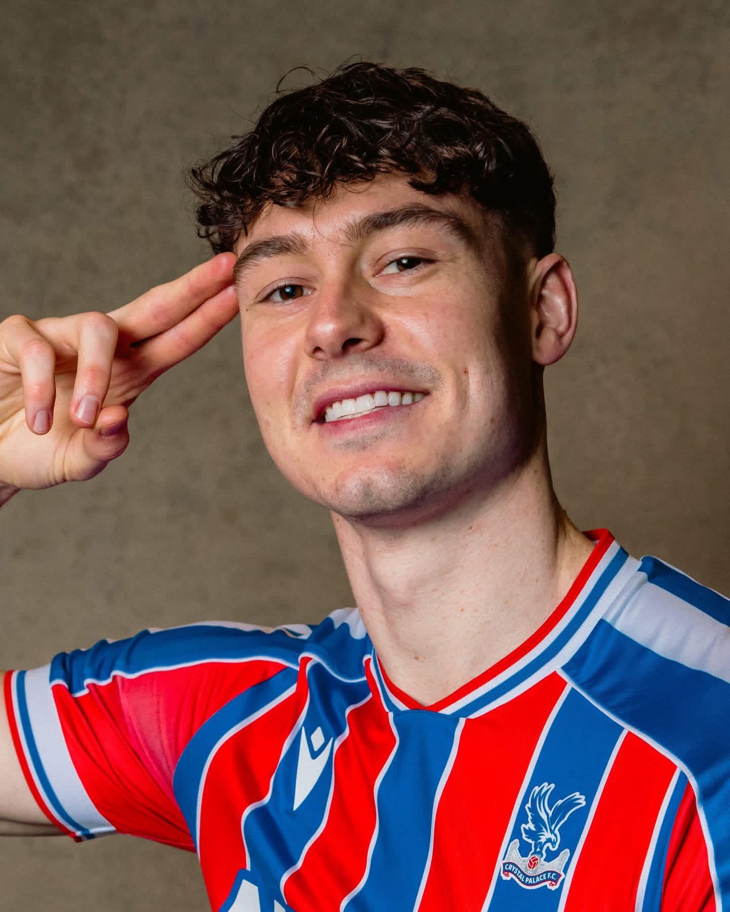 水晶宮嘅破紀錄收購💷🔵🔴水晶宮官方宣布，從狼隊引入25歲挪威前鋒史特拿臣，