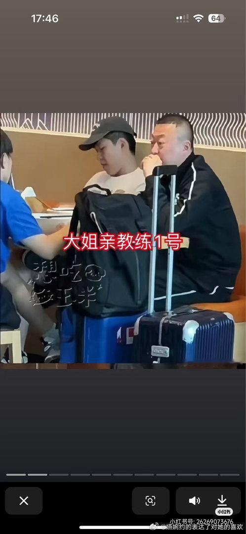 马琳儿子机场接机只给他俩送花，孙逊女儿和两个人合照，完全相亲相爱一家人，完全是两
