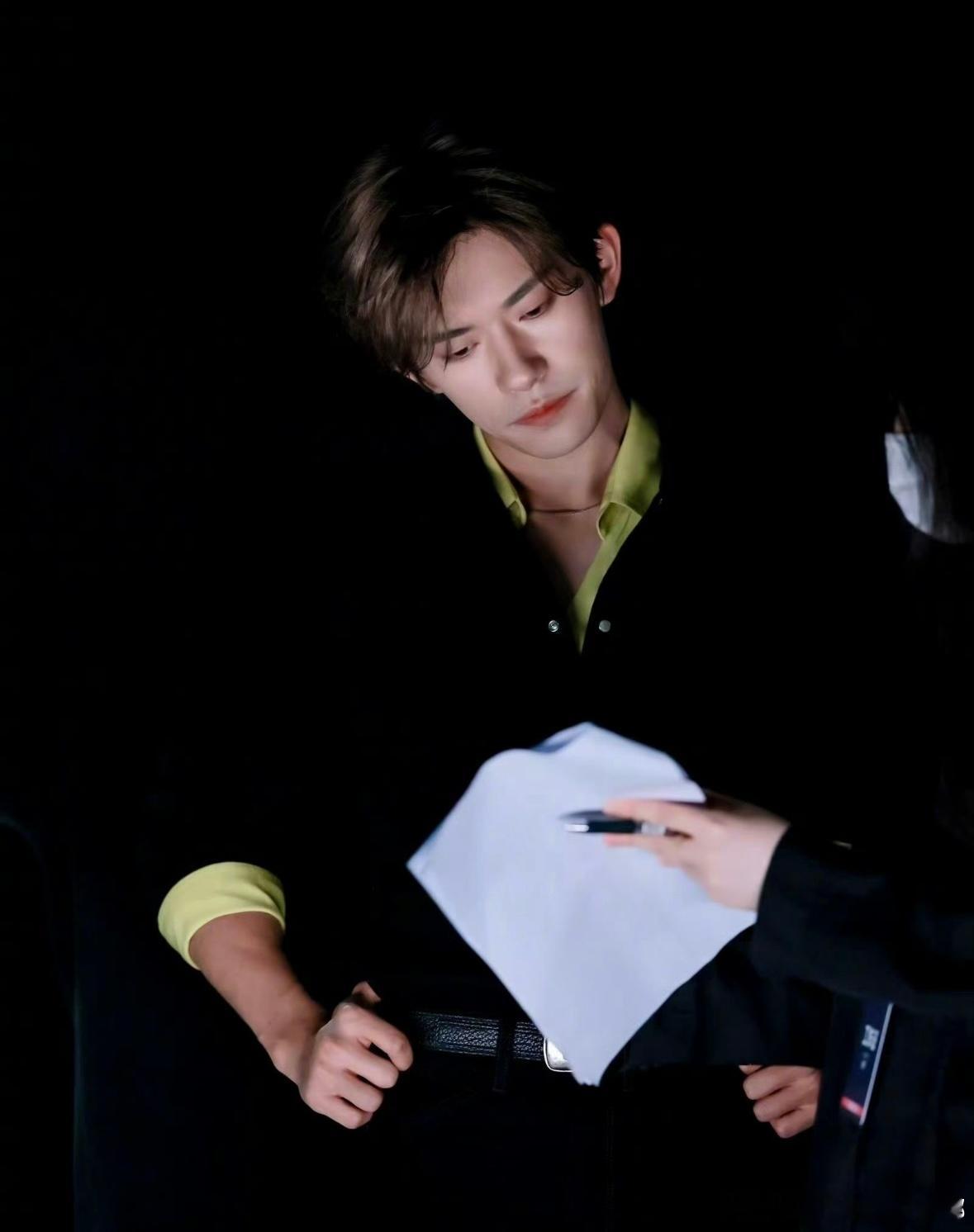 #易烊千玺跨界主持##易烊千玺台风超有范# 啊啊啊啊玺子哥这个宽肩细腰！！仙品！