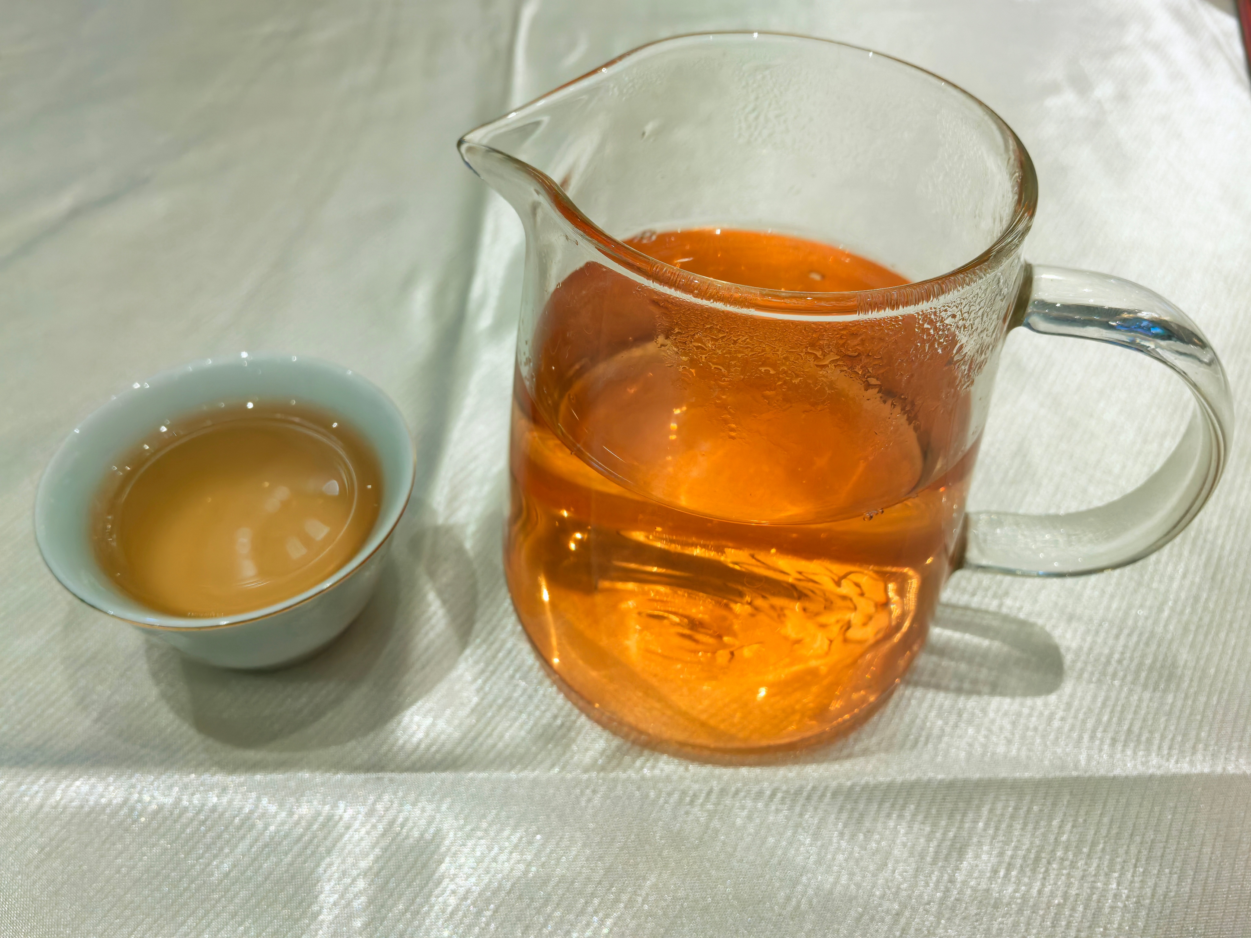 广东喝早茶。服务员都是大妈级的，瘦瘦小小，动作麻利，说话基本听不懂。桌布是现铺的