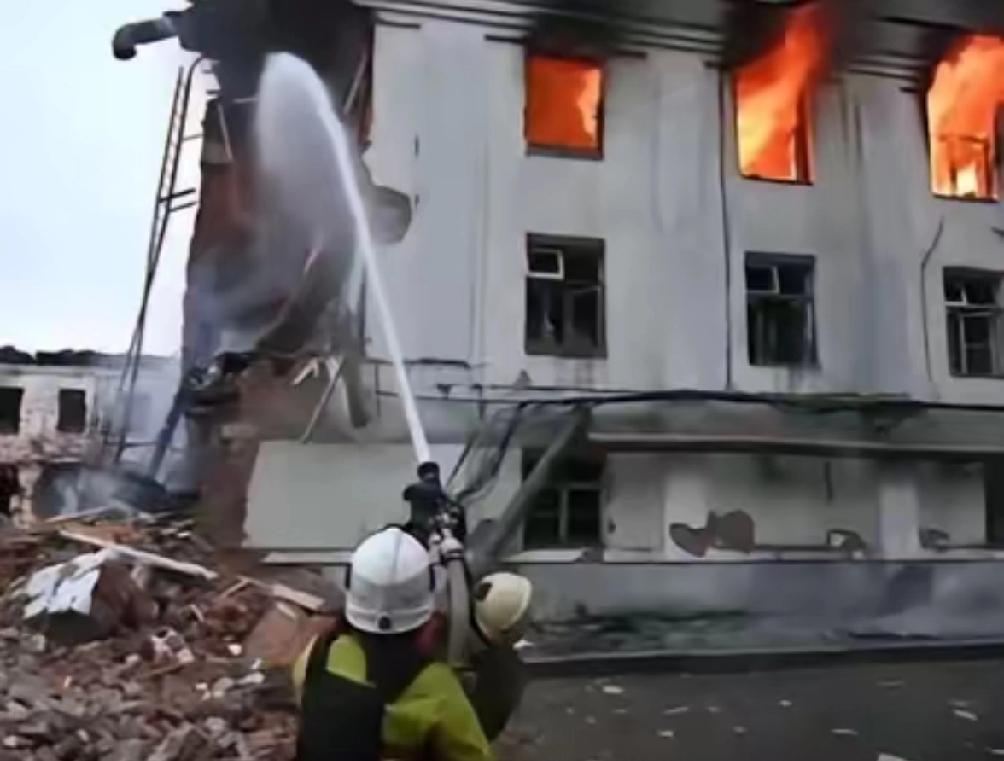 如果敢打乌克兰，那么我就炸莫斯科，如果中方收复台湾，那么我就炸北京”，这是特朗普