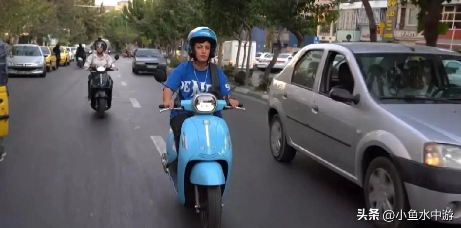 伊朗当局于当地时间3日签署决议，允许女性正式考取摩托车驾照。
 
此前，伊朗法律