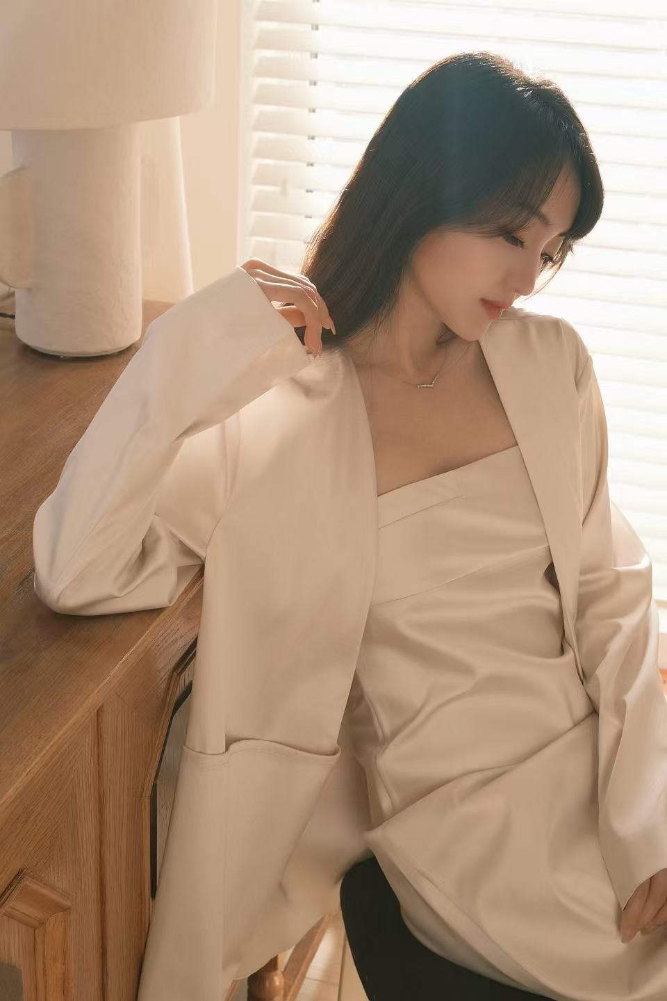 又是一年情人节，拿出他送我的天然钻石项链做搭配，V型的线条在颈间闪着温柔的光。天