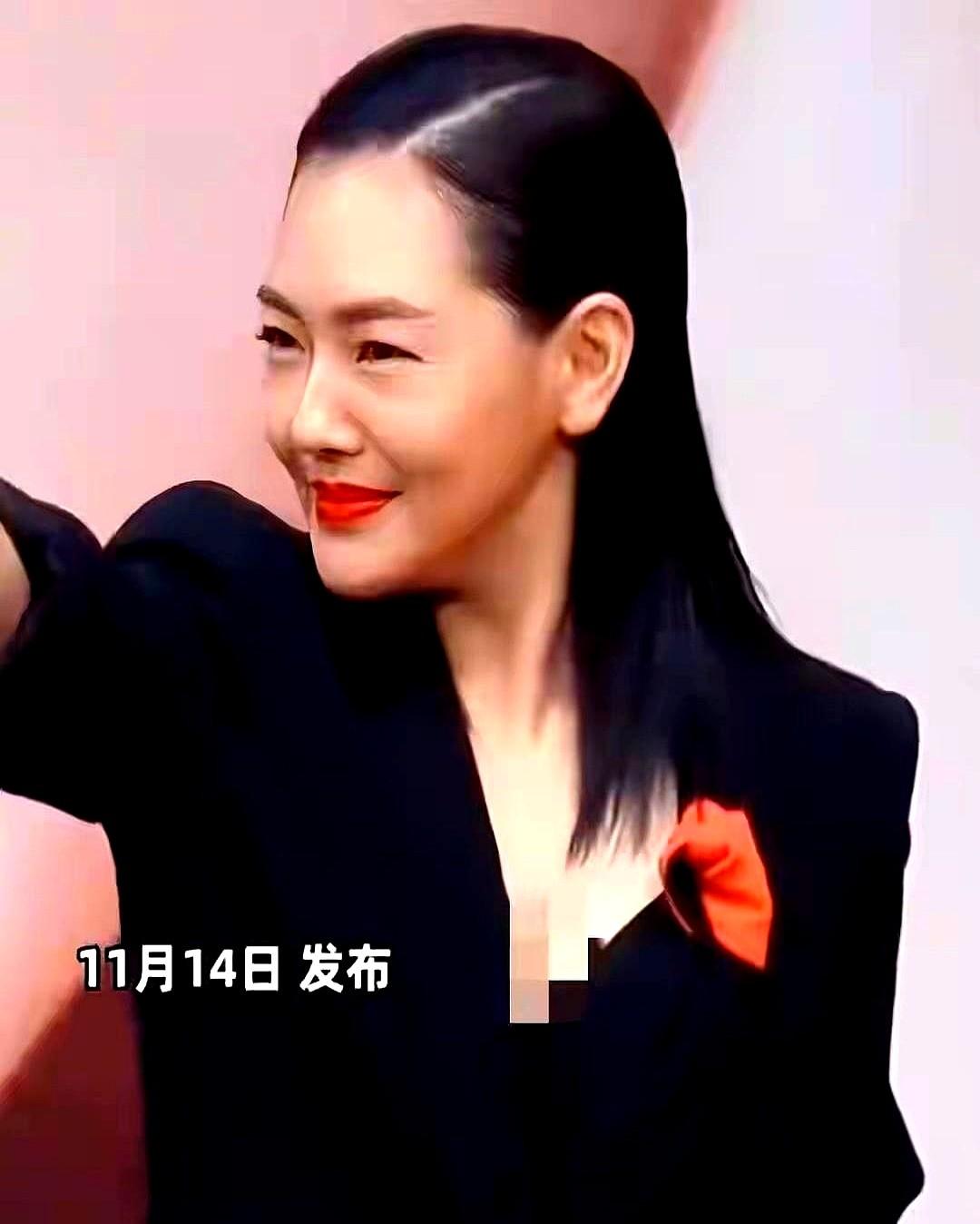 “冻龄”上热搜那天，小S的脚后跟正被不合码的高跟鞋磨出血。

米兰街拍里她笑得像