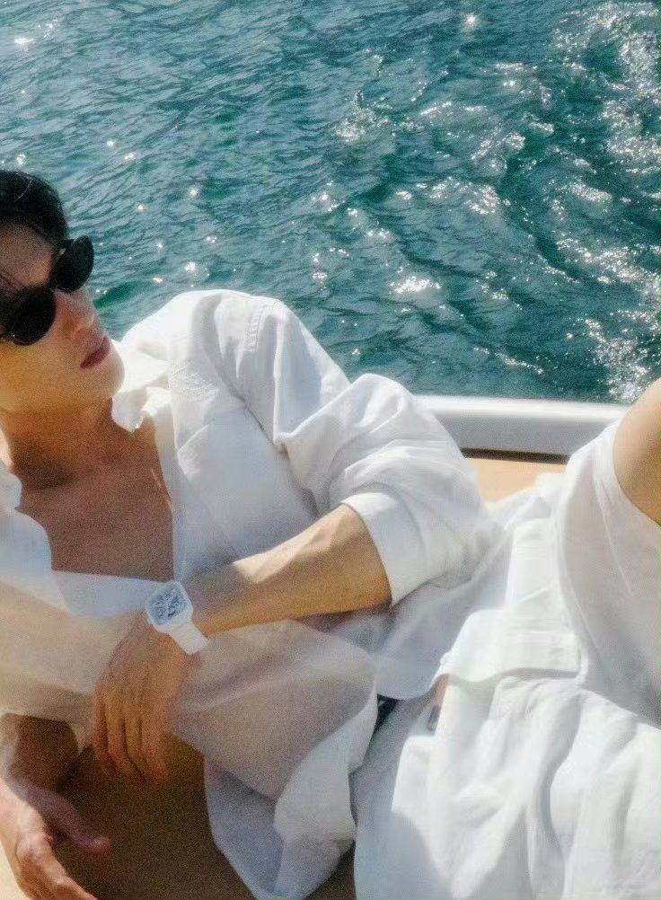 檀健次裸上身泳照檀健次发布全新夏日海边泳照，凭借优质画面质感引发全网热议。照片光