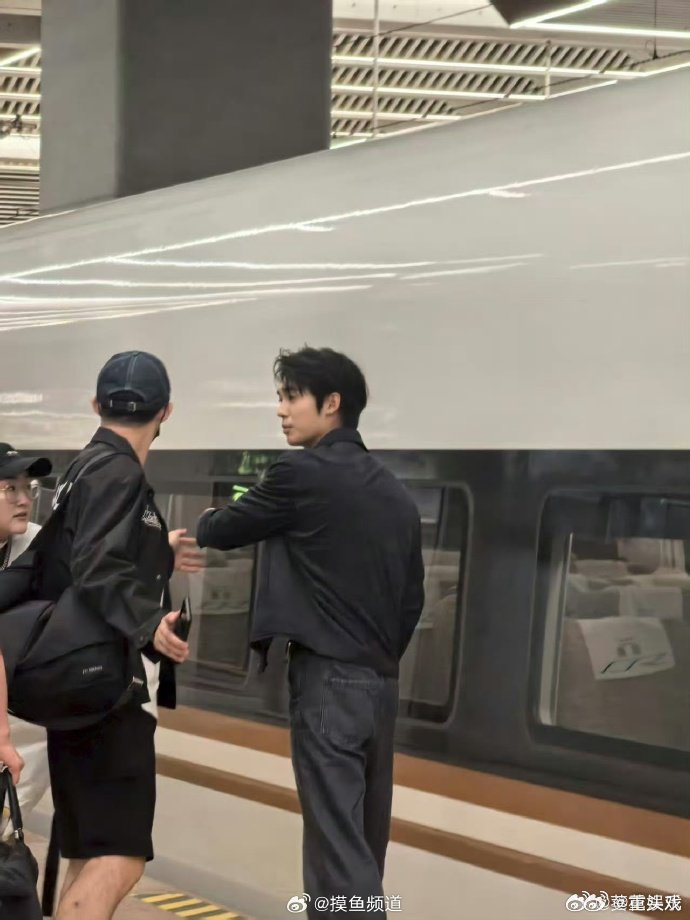 网友沈阳高铁站偶遇于适 沈阳高铁偶遇于适，白背心配黑衣，好身材掩不住！ ​​​
