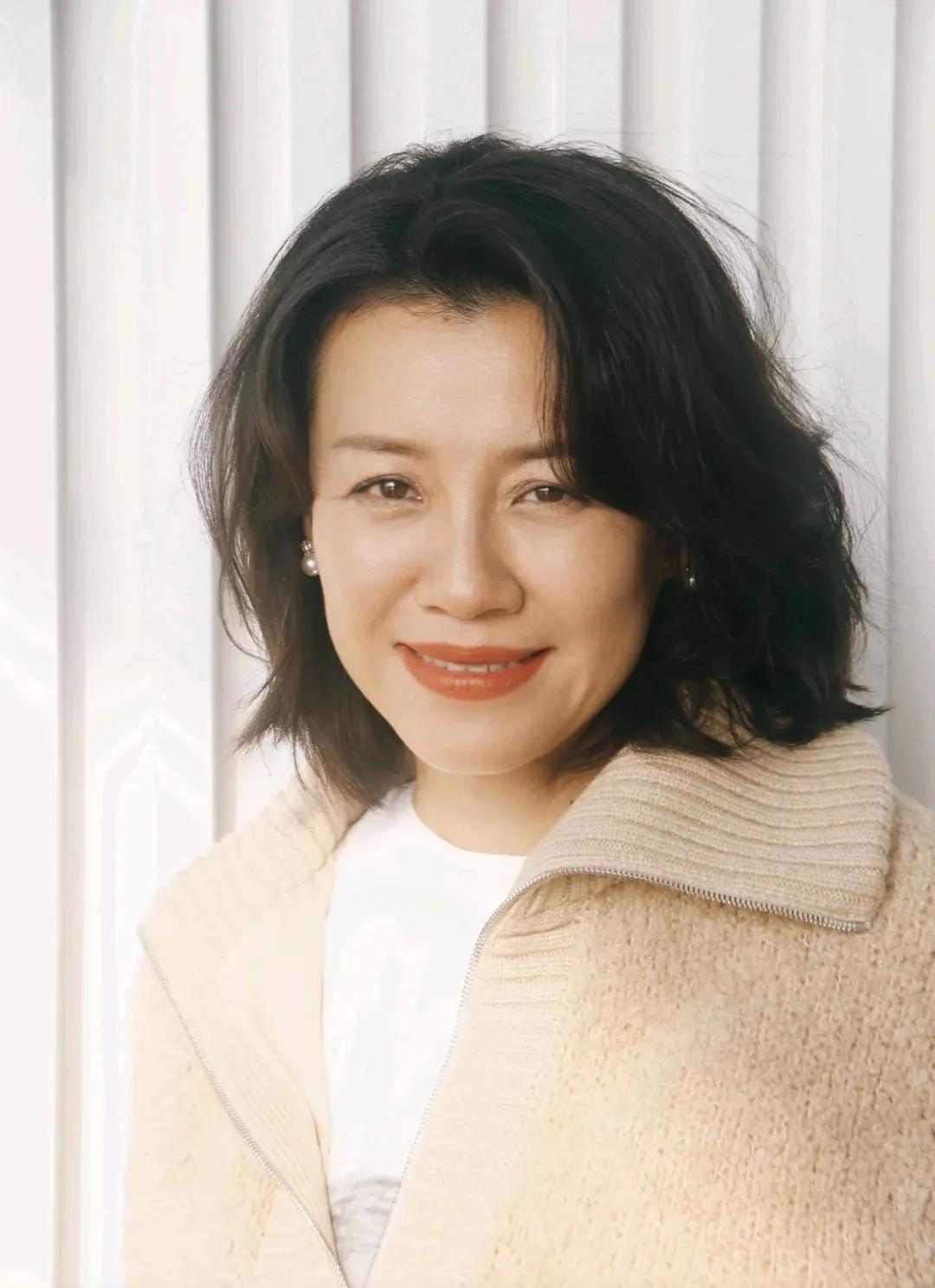 刘琳穿搭
这一身感觉蛮特别的
中年女人可以借鉴
杏色毛绒外套，搭配银色半身裙
温