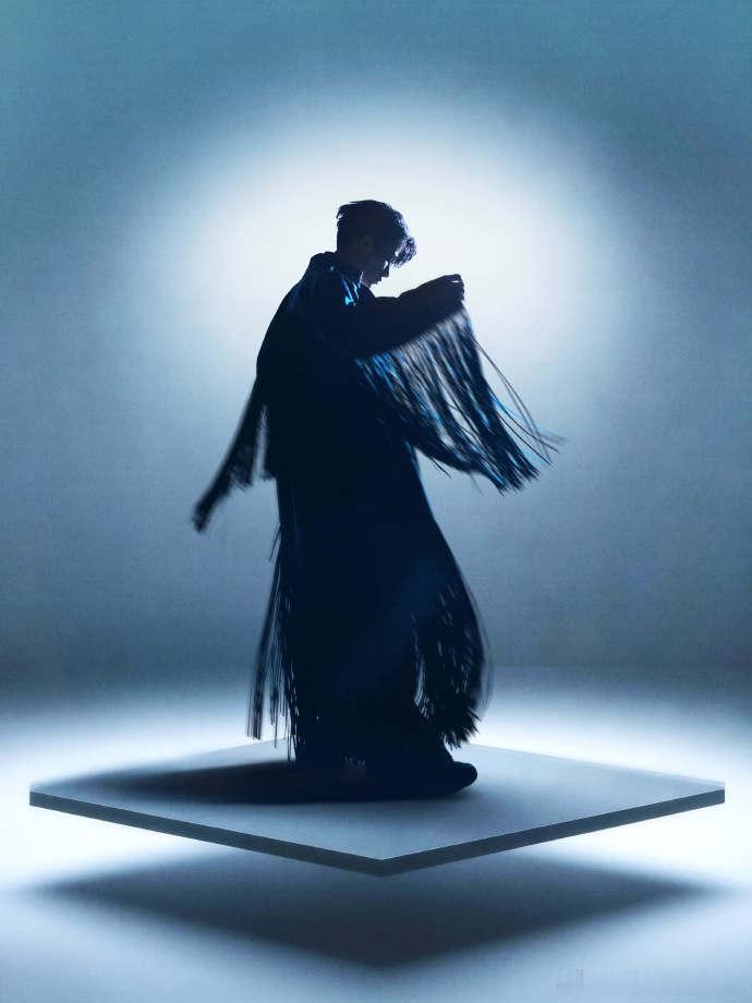 檀健次跨晚出图檀健次黑红流苏look 檀健次跨晚出图，檀健次黑红流苏look，谁