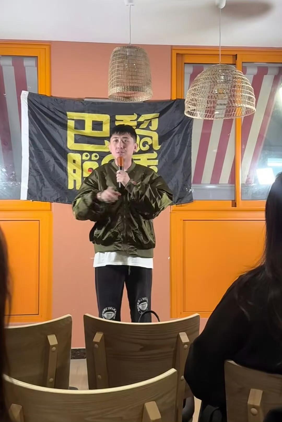 【尚九熙远赴法国巴黎说脱口秀，疑似尝试新型喜剧形式，你怎么看？】
近日，有网友发