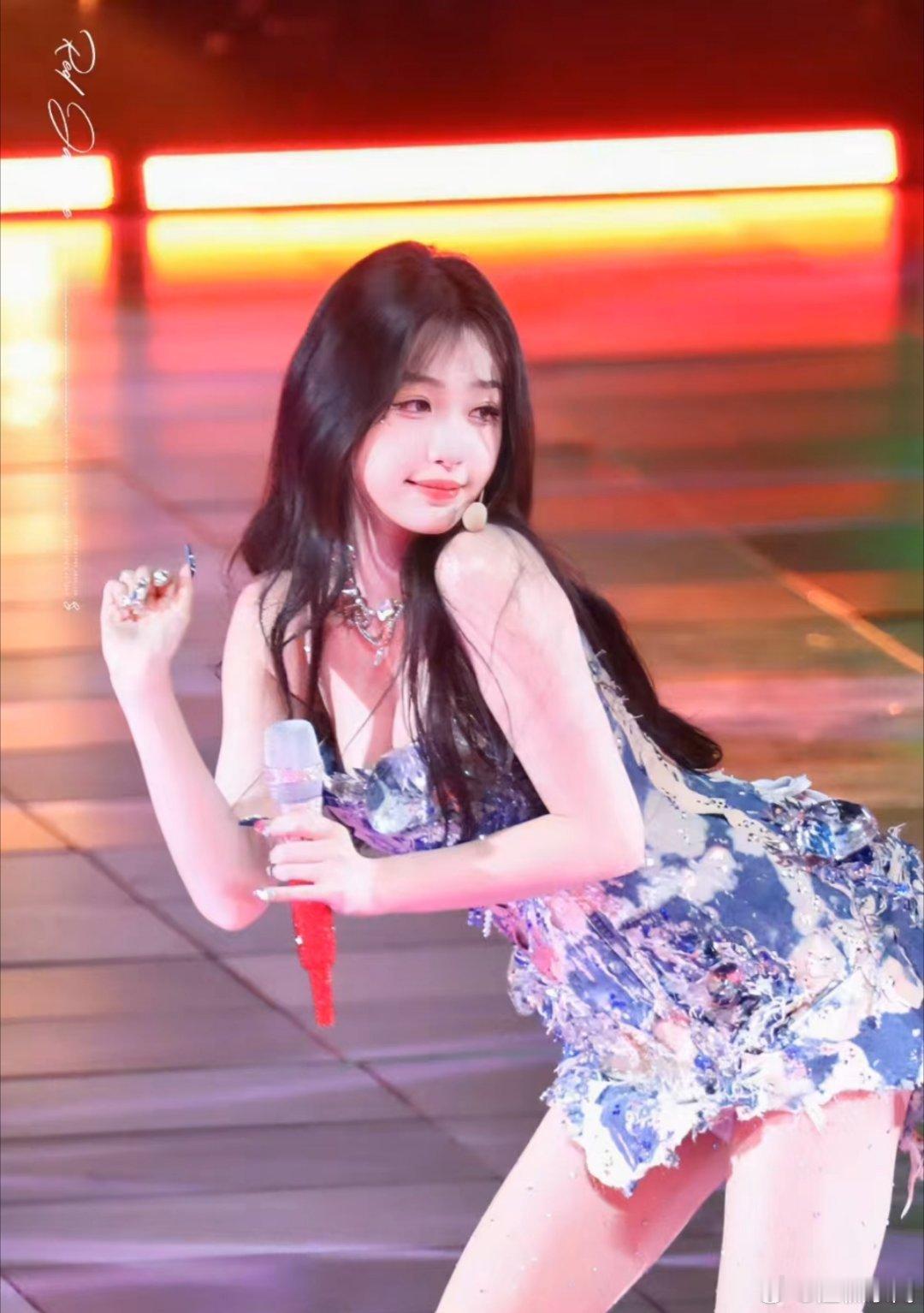 赵露思和虞书欣两种截然不同的舞台美感，紫长裙优雅贵气氛围感拉满，亮片短裙甜辣灵动