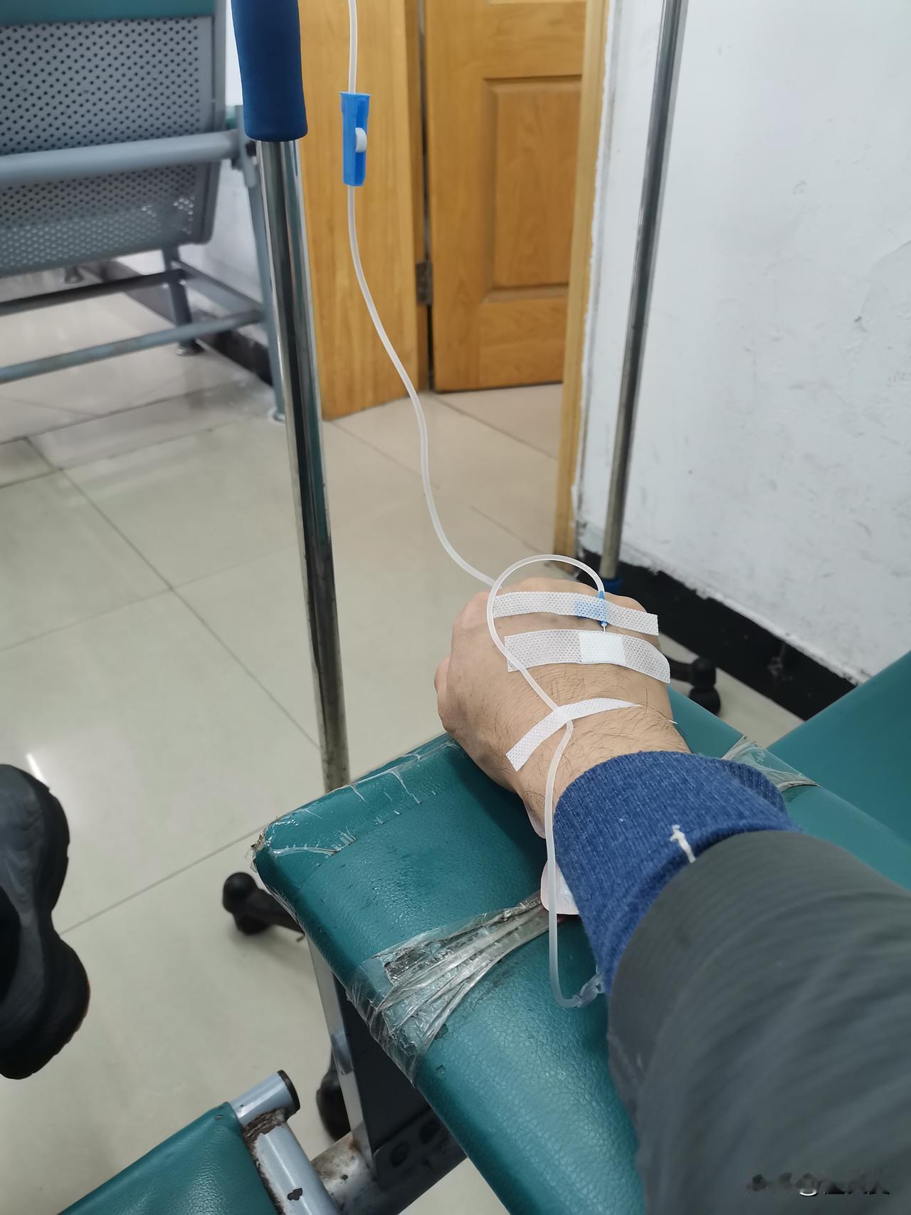 一个小小的感冒，吃药不见好，打吊瓶不知道能不能好。 只记得几年前感冒打吊瓶才花5