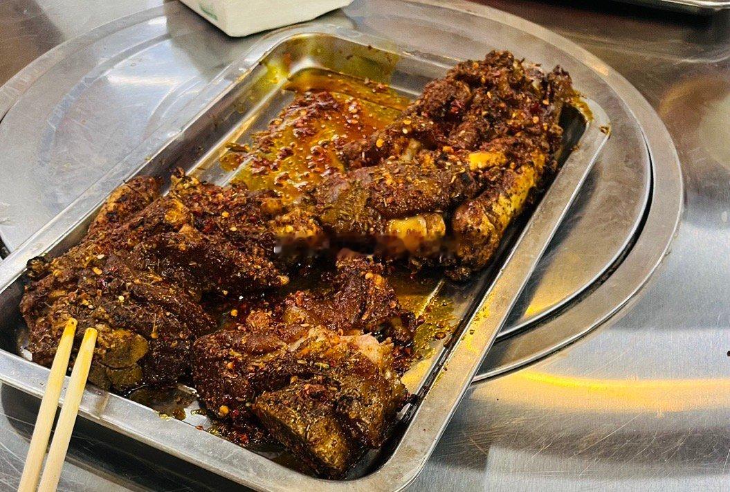 一下午都是爸爸在忙，我乖乖在车里等他，吃饭的时候我给他扒小龙虾，他说小狗吃饱我们