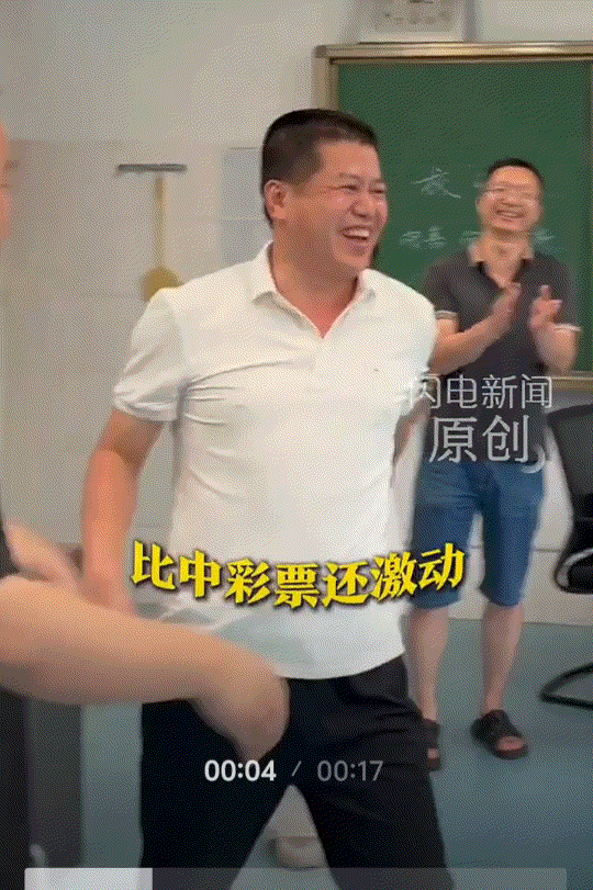 山东泰安，当老师接到高考学生打来的电话，电话那头学生激动的告诉老师考了696分时