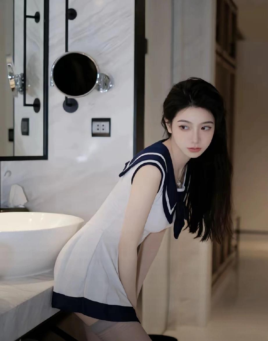 女人这一生，最该善待的从来都是自己。
不必为了迎合他人委屈自己，不用为了琐事内耗