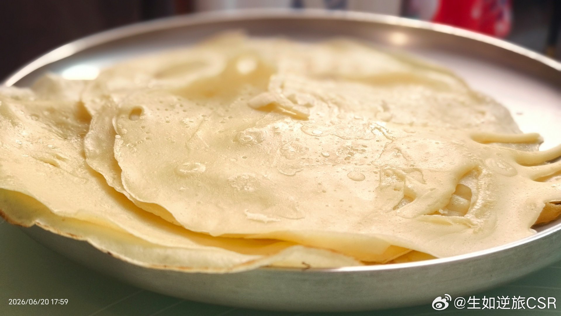 端午節禮盒收了好多蘋果。今天和弟弟做了蘋果泥，攤pancake。經典的德國大學生
