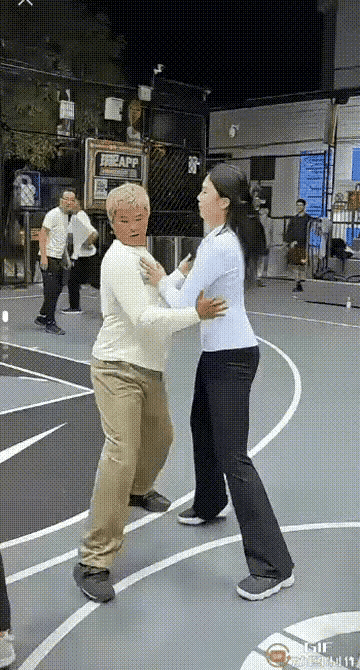 美女打篮球被这小子揩油，神不知鬼不觉趁机揩油，所以美女还是不要和男的打篮球，有的