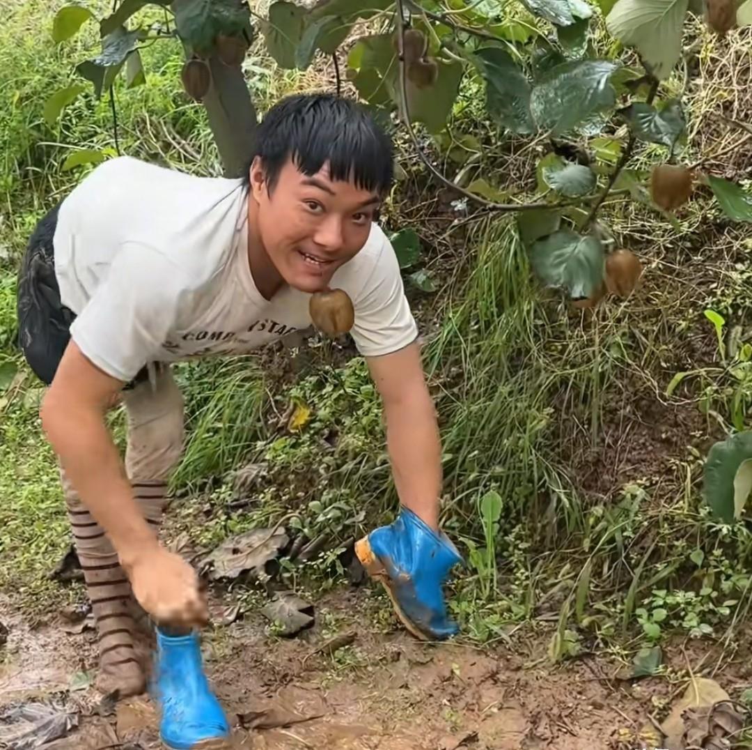 不屈少年谢宗涛
谢宗涛自幼身患重病，双腿落下残疾，自幼无法正常站立行走，平日里只