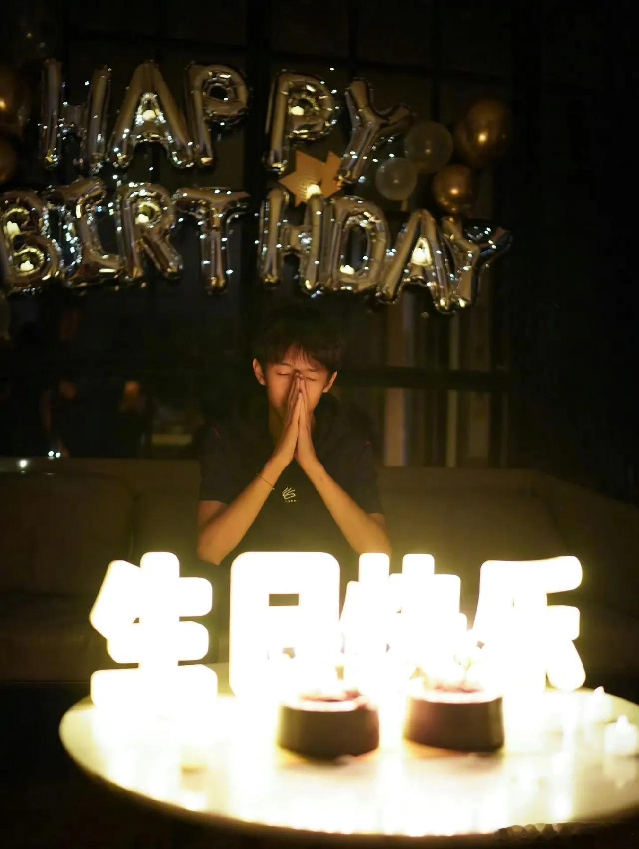 孙俪晒出等等的照片，他双手合十许愿，虽脸被遮了点，但能看出继承了爸妈的好样貌，是