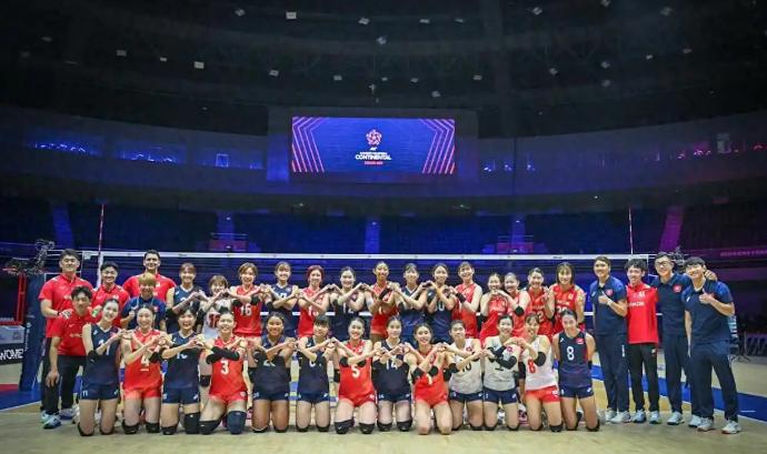 中国香港女排从赛场输到了舆论场。0比3惨败日本，姑娘们转头就搂着日本女排队员比心