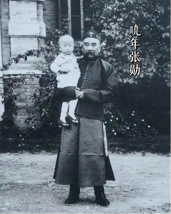 1903年，广西提督苏元春被押送京城将要斩首，他多年的同僚好友纷纷袖手旁观，唯有