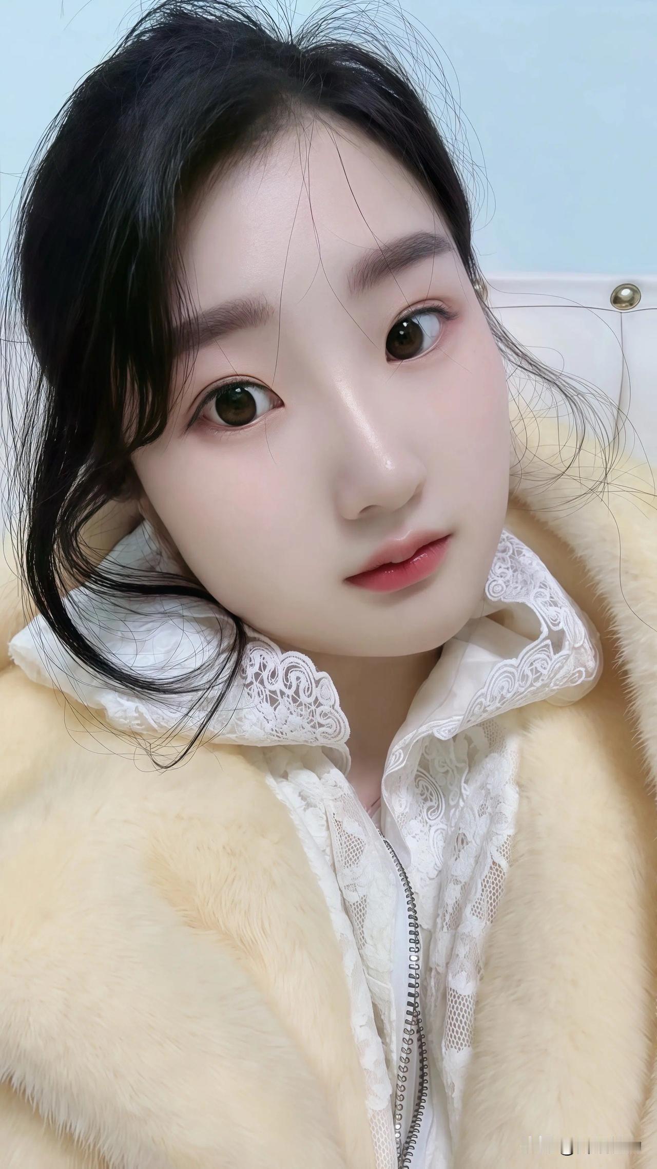 闺蜜这套写真真的绝了！把温柔和灵动拿捏得死死的！

暖乎乎的奶黄毛绒外套，搭配蕾