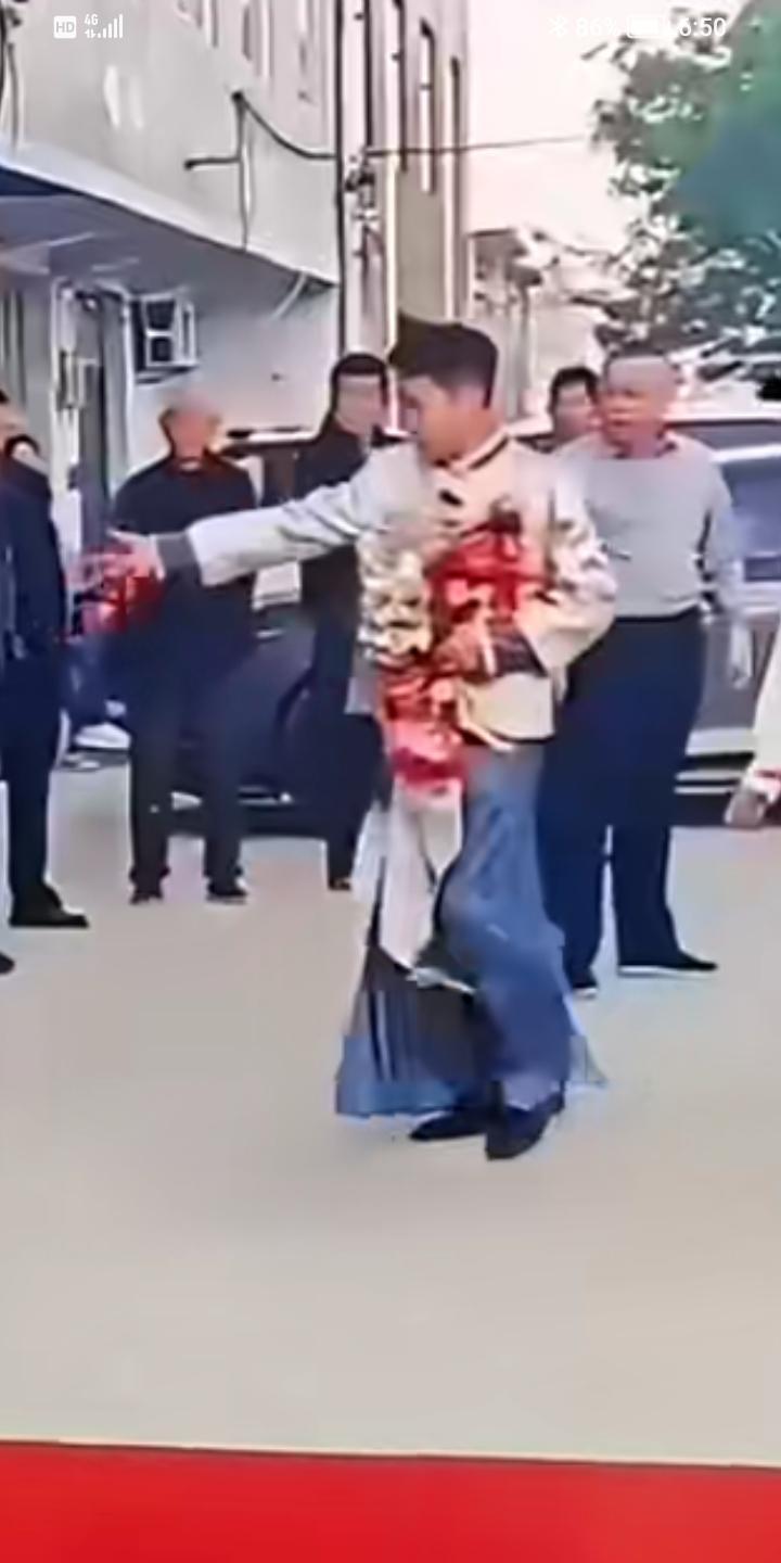 这是哪里的习俗，真的让人太无语了，新郎结婚当天，把喜糖扔撒在地上，让亲朋好友在地