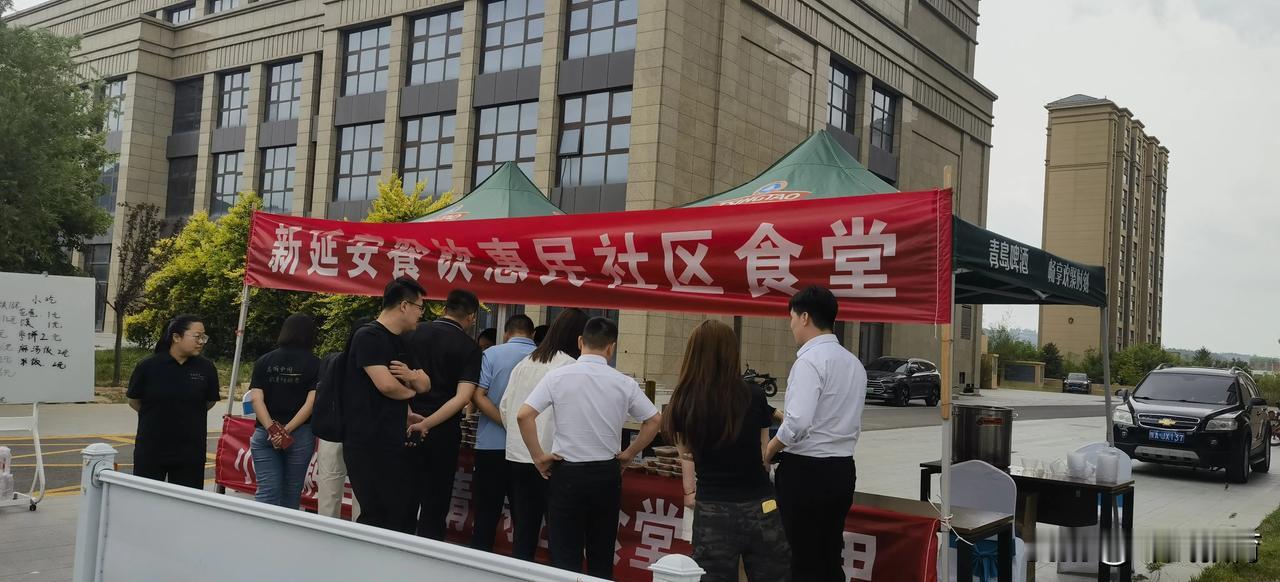 餐馆、饭店现在都只能是在外摆摊卖饭菜了！