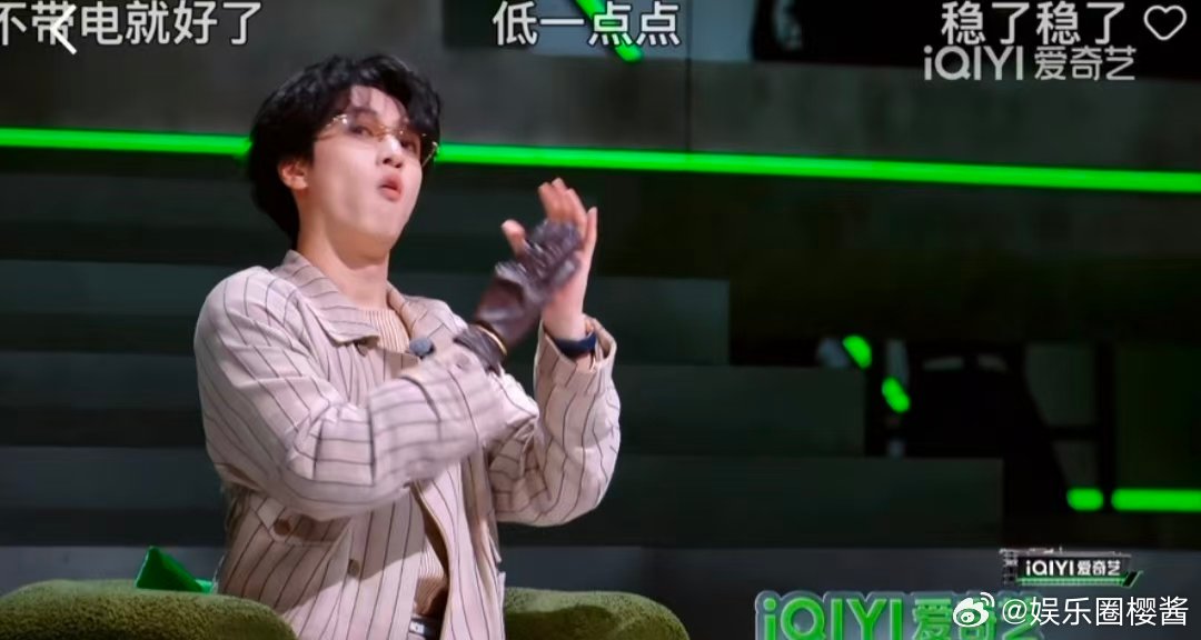 严浩翔紧张到捂耳朵 紧张氛围感直接拉满！淘汰赛最后一组等待结果，严浩翔直接捂上耳