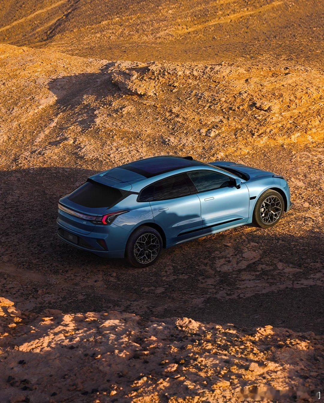 接外地朋友夜游城市，我让EVA开启城市灯光秀模式。智能大灯在江边路面投射出律动光