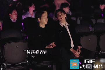 网友:一想到一会儿他俩要干什么就想笑。

本来这俩在看节目，有工作人员提醒王嘉尔