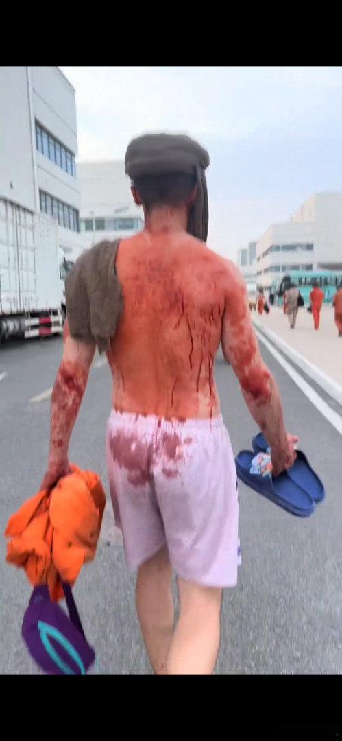 观众要哭死了演员杀青还这么欢乐欢迎来龙餐馆伟大的杀青梗被杀青花絮治愈到，戏里的苦