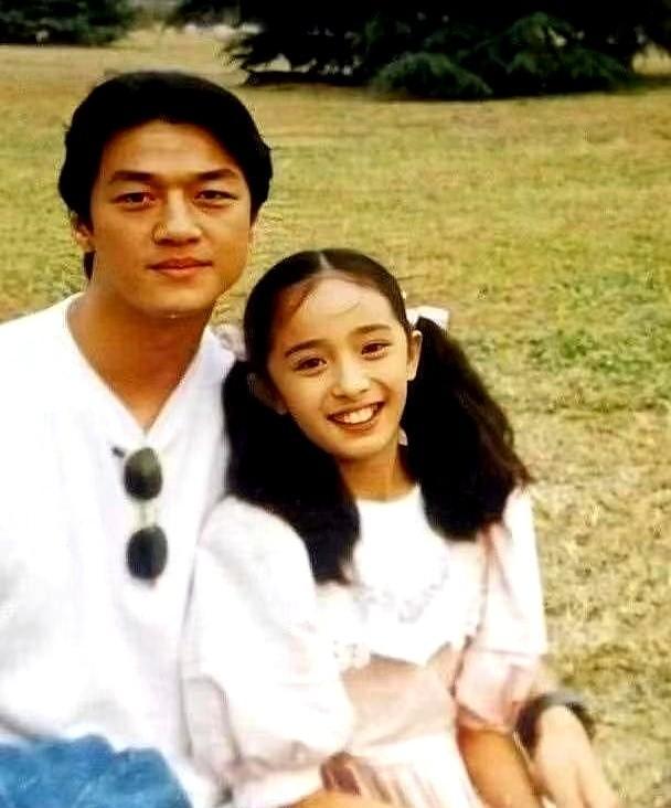 李亚鹏身边这位“土气”女孩，如今竟成了柏林评委。
当年的旧照里，她穿着洗旧的外套