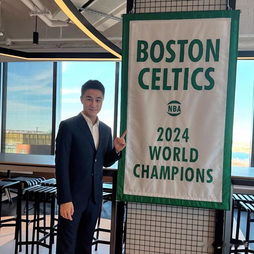 NBA第一个中国籍老板！才刚刚30岁！
娶超模、买凯尔特人、带公司上市，超级人生