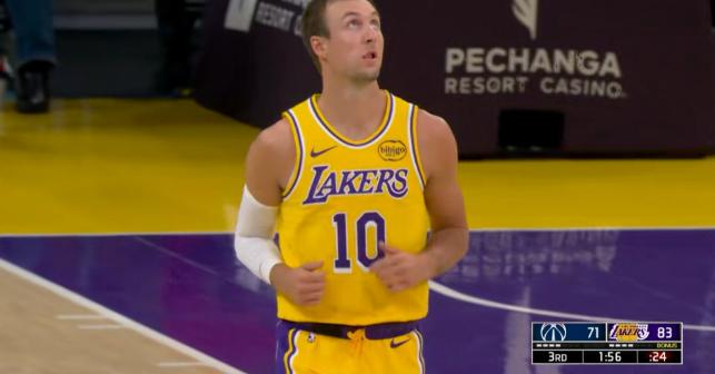 湖人神射手肯纳德真是大放异彩！在今天湖人主场以120：101大胜奇才的比赛中，手